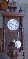 Los 2056 <br>Gründerzeit-Wanduhr mit 31 Tage Werk, ziemlich neuwertig, Bekrönung aufsteigendes Pferd, ein Zapfen unten fehlt, H-90 cm, B-30 cm, Werk läuft