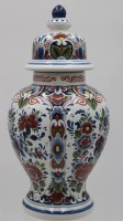 Los 9024 <br>Deckelvase, Delft, de Fles, polychr. florale Bemalung, H-27,5cm.