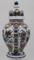 Auktion 340 / Los 9024 <br>Deckelvase, Delft, de Fles, polychr. florale Bemalung, H-27,5cm.