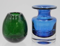 Auktion 340 / Los 10018 <br>2x kl. Kunstglas-Vasen, 1x Hans Theo Baumann für Gral, wohl 60/70er Jahre, ca. H-10cm.