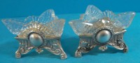 Los 11033 <br>Zwei Gewürznäpfe, Stand Silber-800-, innen vergoldet, mit Kristalleinsätzen, alles gut erhalten, Silber 17,5 gr., H-4 cm, 5,5x5,5 cm