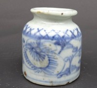 Auktion 340 / Los 15546 <br>kleines Gefäß/Tintenfass blau weiß aus Keramik