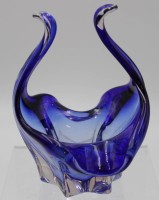 Auktion 340 / Los 10039 <br>Fingerschale, wohl Murano, blau/klar, ca. H-17,5cm.