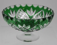 Auktion 340 / Los 10043 <br>Schale auf Stand, Kristall, grün überfangen, wohl Nachtmann, H-7cm D-12cm.