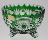 Auktion 340 / Los 10044 <br>Schale auf 3 Füssen, Kristall, grün überfangen, wohl Nachtmann, H-7,7cm D-11cm.