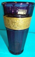 Auktion 340 / Los 10046 <br>Atelier Hellas - Walther &amp; Sohne - Vase, lila mit Goldrelief, H-17 cm, D-9 cm