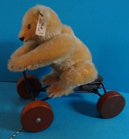 Auktion 340 / Los 12026 <br>Steiff "Record Teddy" auf Rollen, Replica von 1913, komplett und guter Zustand, H-24 cm, L-22 cm