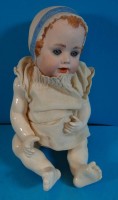 Auktion 340 / Los 12030 <br>Porzellankopf Babypuppe, Badepuppe?, H-24 cm, mit Kleidung
