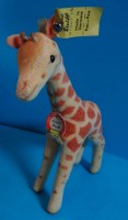 Auktion 340 / Los 12036 <br>Original Steiff 0750/14. Giraffe aus Samt Höhe ca. 16 cm. 1968 bis 1972, komplett