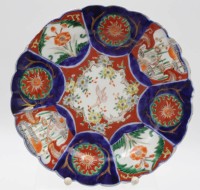 Los 15549 <br>Teller, Japan, älter, Blumen-u. Vogeldekor, Rand bestossen, altrissig, D-21,7cm.