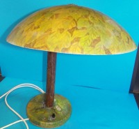 Auktion 340 / Los 16032 <br>Blech-Schreibtischlampe mit Dschungel-Dekor, handgemalt, Holzschaft und Stand mit Gebrauchsspuren, Kleberesten?, H-40 cm, Schirm D-40 cm