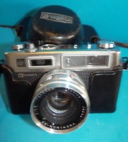 Auktion 340 / Los 16034 <br>Kamera "Yashica" electro 35 mit Objektiv, Tasche