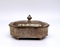 Los 11034 <br>kleine Schmuckschatulle versilbert mit roter Samteinlage Orientalisch Signiert B. 12 cm H. 6,5 cm