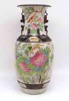 Auktion 340 / Los 15559 <br>Große alte China Case, Blumen und Vogelbemalung, Rückseite mit Chin.Schriftzeichen und Boden gemarkt, Hals mehrfach geklebt, H. 45,5cm