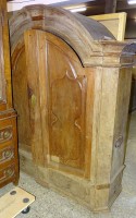 Auktion  / Los 14034 <br>+norddt. Barockschrank um 1760, seitl. Griffe, unrest. orig. Zustand, H-200 cm, B-170 cm, T-65 cm