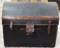 Auktion  / Los 14049 <br>+Kutschentruhe, imprägniertes Segeltuch um 1900, schwarz mit Lederbesatz, ein Einsatz, H-61 cm, B-76 cm, T-53 cm