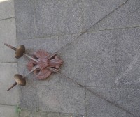 Los 16041 <br>Holz-Wandhalter mit 2 Degen, ungepflegt, Wanddekoration, L-ca. 102 cm