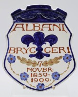 Auktion 340 / Los 9032 <br>Wand-Plakette, Albani Bryggeri 1859-1909, Copenhagen, Aluminia, 1x Altriss, 23 x 20cm.