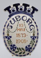 Auktion 340 / Los 9033 <br>Wand-Plakette, Tuborg 13. Mai 1873-1908, Copenhagen, Aluminia, 23,5 x 16,5cm.