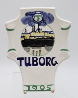 Auktion 340 / Los 9034 <br>Wand-Plakette, Tuborg 1905, Copenhagen, Aluminia, 23,3 x 17,8cm.