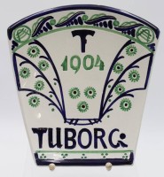 Auktion 340 / Los 9035 <br>Wand-Plakette, Tuborg 1904, Copenhagen, Aluminia, 21,5 x 20,5cm.