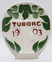 Auktion 340 / Los 9036 <br>Wand-Plakette, Tuborg 1903, Copenhagen, Aluminia, 22 x 19cm.