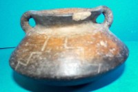 Los 9038 <br>kl. Keramik-Topf mit Henkel, präkolumbianisch?, Rand beschädigt, H-ca. 7,5 cm, B-12 cm