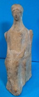 Auktion 340 / Los 9041 <br>sitzende Frauenstatuette, Ton, Ausgrabung?, H-13 cm