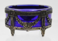 Los 11037 <br>kl. Gewürzschale, blaues Glas mit Silbermontur (gepr.), undeutl. gepunzt, H-3,3cm B-6cm.