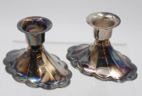 Auktion 340 / Los 11043 <br>Paar Leuchter, Silber gepr., je gefüllter Stand, zus. 200gr., ca. H-5,9cm.