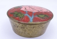 Auktion 500015 / Los  <br>Schmuckschatulle aus Messing bemalt mit eine Blume Ø 6 cm