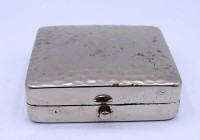 Auktion 500015 / Los  <br>kleines Behältnis aus Metall im Deckel behämmert B. 5 cm H. 1,8 cm
