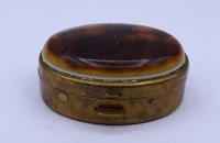 Los  <br>kleine Pillendose aus Messing eingefasst mit Schildpatt im Deckel innen emailliert Ø 4 cm