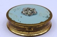 Auktion 500015 / Los  <br>kleine Puderdose aus Messing mit einem Spiegel und Versilberten Wappen im Deckel Ø 4,2 cm