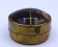 Los  <br>kleine Pillendose aus Messing verziert mit kleinen Plättchen aus Schildpatt Ø2,9 cm H. 1,9 cm