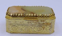Auktion 500015 / Los  <br>kleine Pillendose aus Messing mit einem Grünen hellen Stein im Deckel B. 4,5 cm H. 2 cm