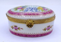 Auktion 500015 / Los  <br>kleine Porzellan Dose mit Messingborte Florales Dekor " Porcelaine de Paris France" B. 6,5 cm H. 3,5 cm