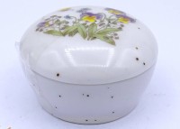 Auktion 500015 / Los  <br>kleine Porzellan Dose bemalt Ø 5 cm