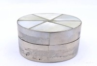 Los  <br>kleine Pillendose verziert mit Perlmuttplättchen versilbert Ø 4 cm H. 2,4 cm