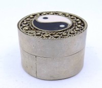 Auktion 500015 / Los  <br>kleine Pillendose aus Metall Ying Yang Ø 3,2 cm H. 2,2 cm