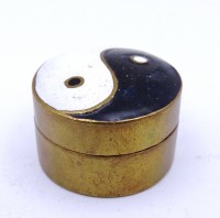 Los  <br>kleine Pillendose aus Messing verziert mit Ying Yang Zeichen Ø 2,7 cm