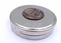 Auktion 500015 / Los  <br>kleine Puderdose mit Spiegel aus Metall verziert mit einer Münze 1937 Ø 5,5 cm