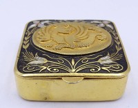 Auktion 500015 / Los  <br>kleine Pillendose aus Metall verziert mit Drachen und Blütenranken Ø4 cm H. 1, 7 cm