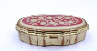 Auktion 500015 / Los  <br>kleine Pillendose aus Metall verziert mit Floralem design im Deckel B. 5,7 cm T. 3,3 cm H. 1,5 cm