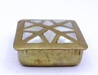 Los  <br>kleine Pillendose aus Messing verziert mit Perlmuttplättchen im Deckel B. 3,7 cm H. 1,5 cm