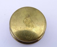 Auktion 500015 / Los  <br>kleine Pillendose aus Messing Filigran verziert  Ø4,2 cm
