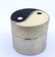 Auktion 500015 / Los  <br>kleine Pillendose aus Metall mit den Zeichen Yin Yang im Deckel Ø2,1 cm H . 2,1 cm