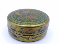Auktion 500015 / Los  <br>Kleine Pillendose aus Messing mit einem Pfau verziert im Deckel Ø3,8 cm