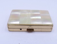 Auktion 500015 / Los  <br>kleine Pillendose mit 2 Fächern verziert mit Perlmuttplättchen B. 5,2 cm T. 3,5 cm H. 1,1 cm