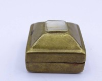 Auktion 500015 / Los  <br>kleine Pillendose aus Messing mit eingefasstem Perlmuttstein B. 2,7 cm H . 1,8 cm